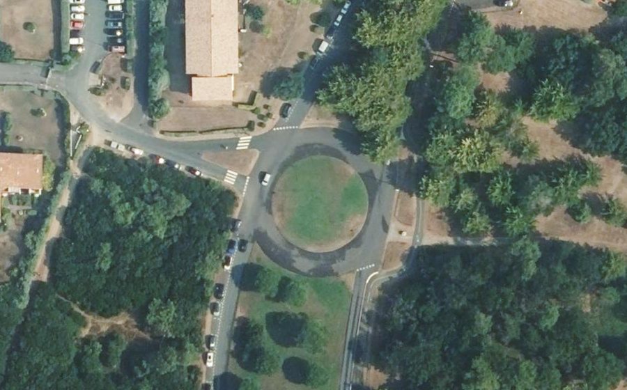 Vue aérienne du Rond-point anonyme n°111724132