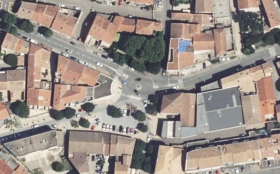 Vue aérienne du Rond-point anonyme n°111795328