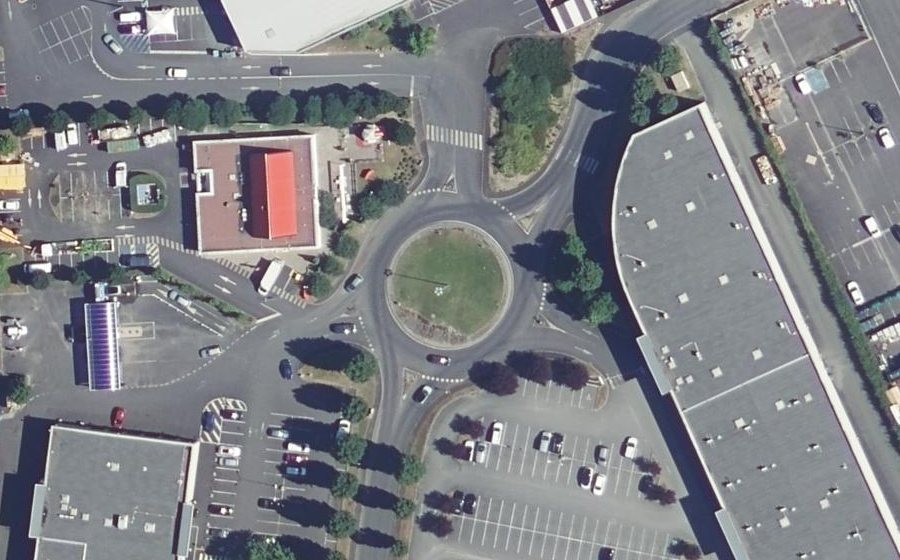 Vue aérienne du Rond-point anonyme n°111795905