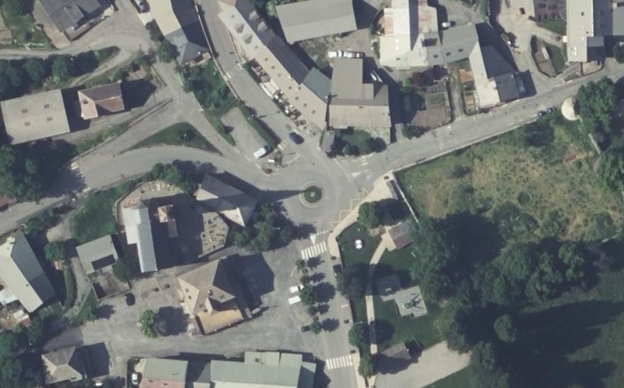 Vue aérienne du Rond-point anonyme n°111808048