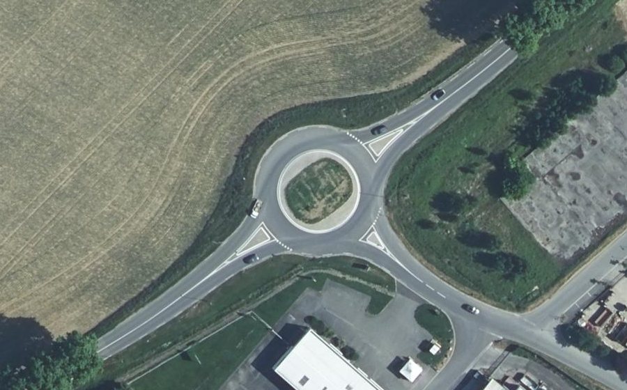 Vue aérienne du Rond-point anonyme n°1118919872