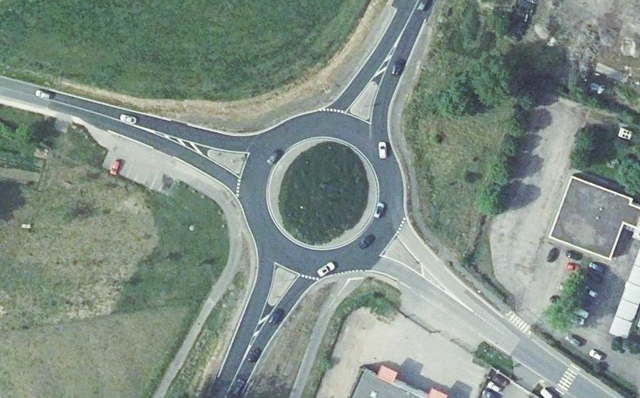 Vue aérienne du Rond-point anonyme n°1119398646