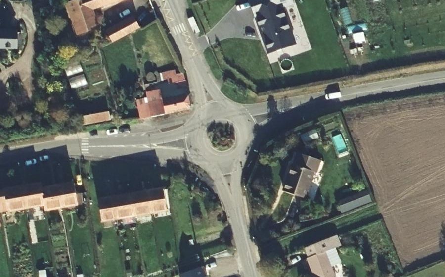 Vue aérienne du Rond-point anonyme n°111977806