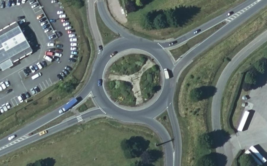 Vue aérienne du Rond-point anonyme n°112048597