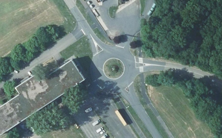 Vue aérienne du Rond-point anonyme n°112074536