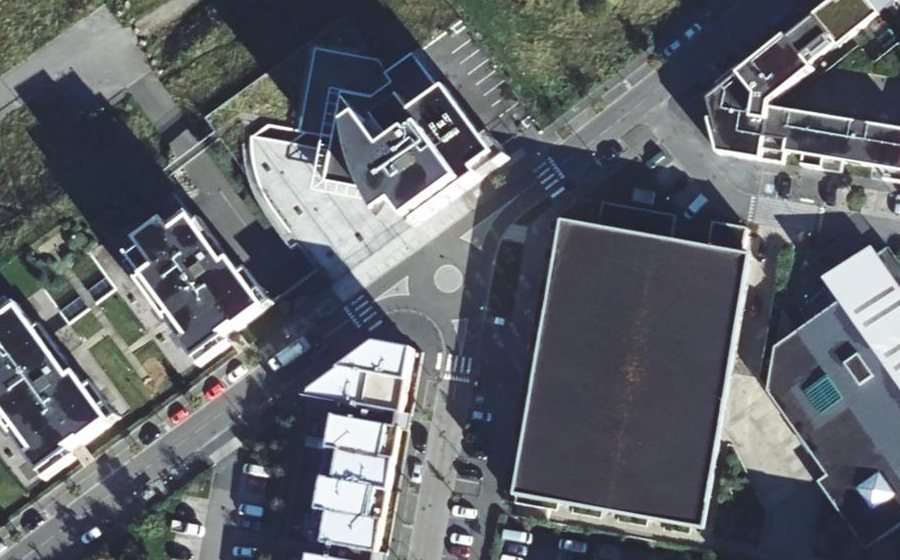 Vue aérienne du Rond-point anonyme n°1120992961