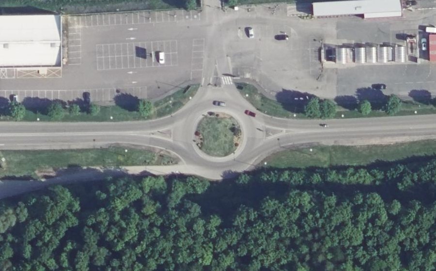 Vue aérienne du Rond-point anonyme n°1121096373