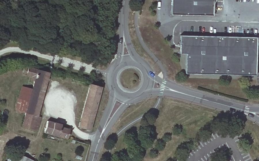 Vue aérienne du Rond-point anonyme n°112145781