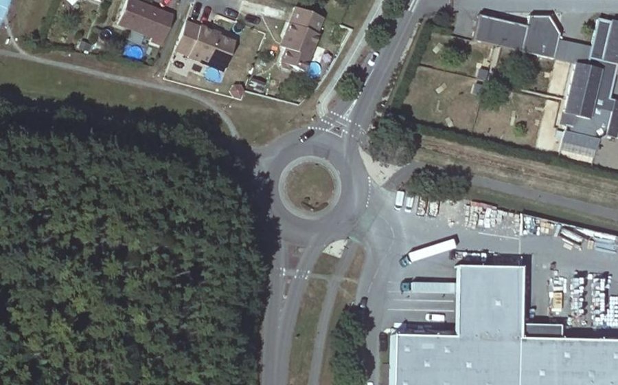 Vue aérienne du Rond-point anonyme n°112146378