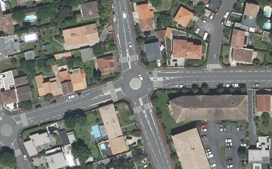 Vue aérienne du Rond-point anonyme n°1121669349