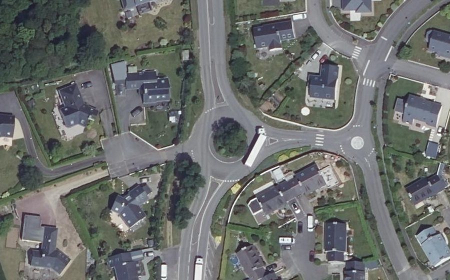 Vue aérienne du Rond-point anonyme n°112179218