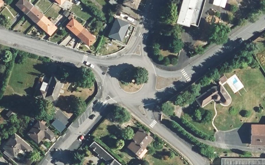 Vue aérienne du Rond-point anonyme n°112181395