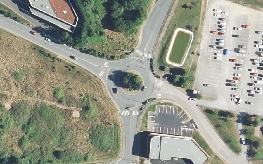 Vue aérienne du Rond-point anonyme n°112181399