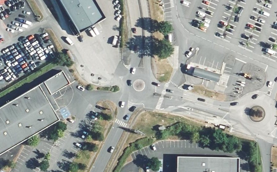 Vue aérienne du Rond-point anonyme n°112181462