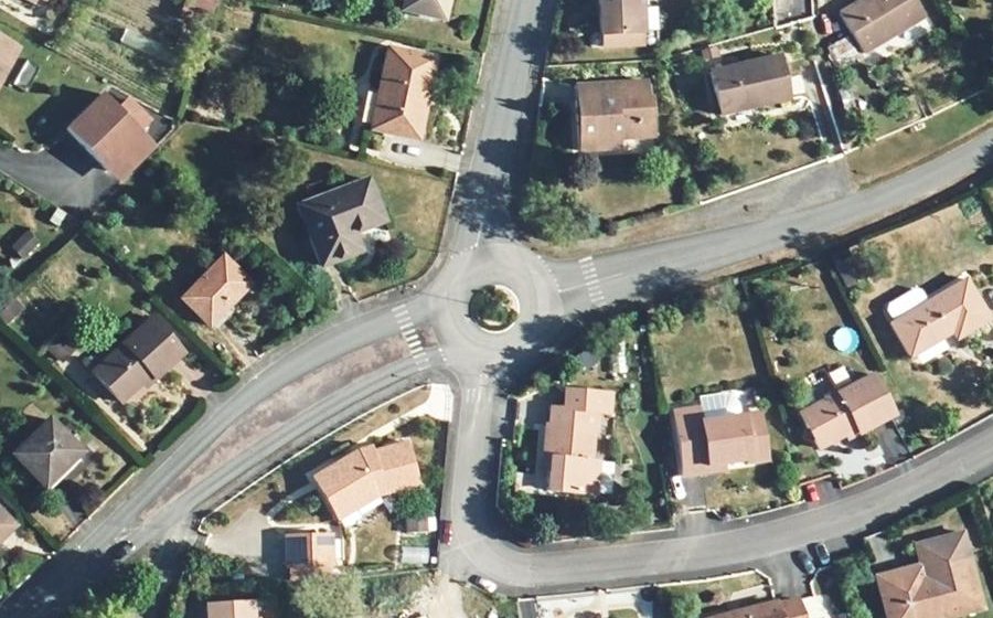 Vue aérienne du Rond-point anonyme n°112181468