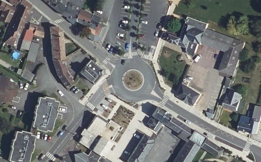 Vue aérienne du Rond-point anonyme n°112187241