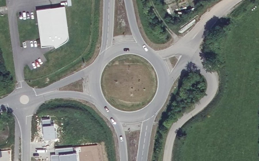 Vue aérienne du Rond-point anonyme n°112236110