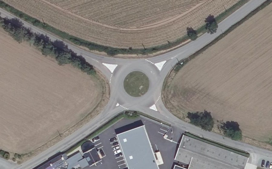 Vue aérienne du Rond-point anonyme n°112243063