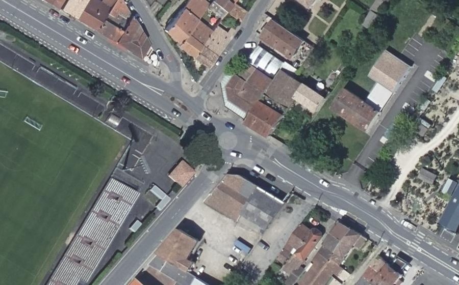 Vue aérienne du Rond-point anonyme n°1122491342