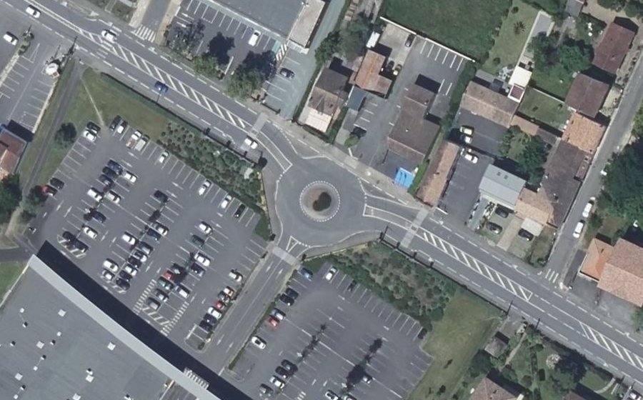 Vue aérienne du Rond-point anonyme n°1122491344