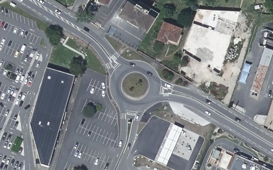 Vue aérienne du Rond-point anonyme n°1122491354