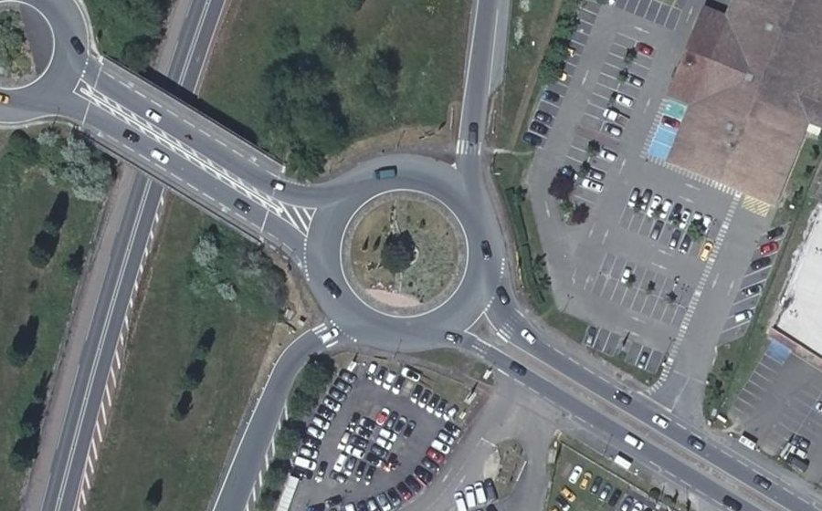Vue aérienne du Rond-point anonyme n°1122491360