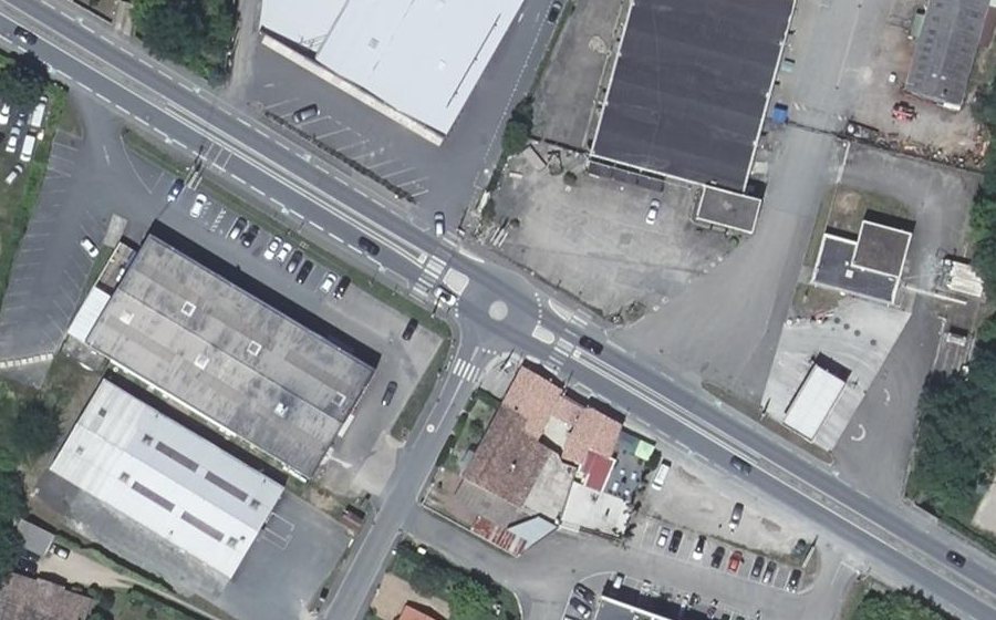 Vue aérienne du Rond-point anonyme n°1122491383
