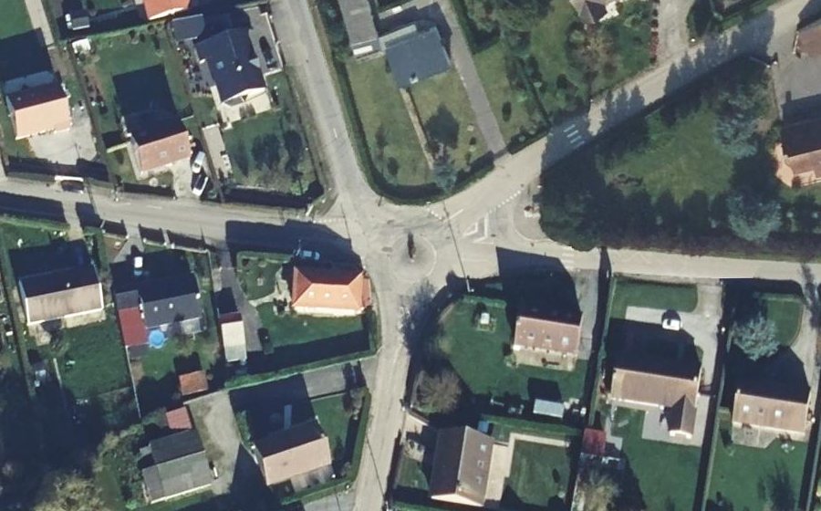 Vue aérienne du Rond-point anonyme n°112348729