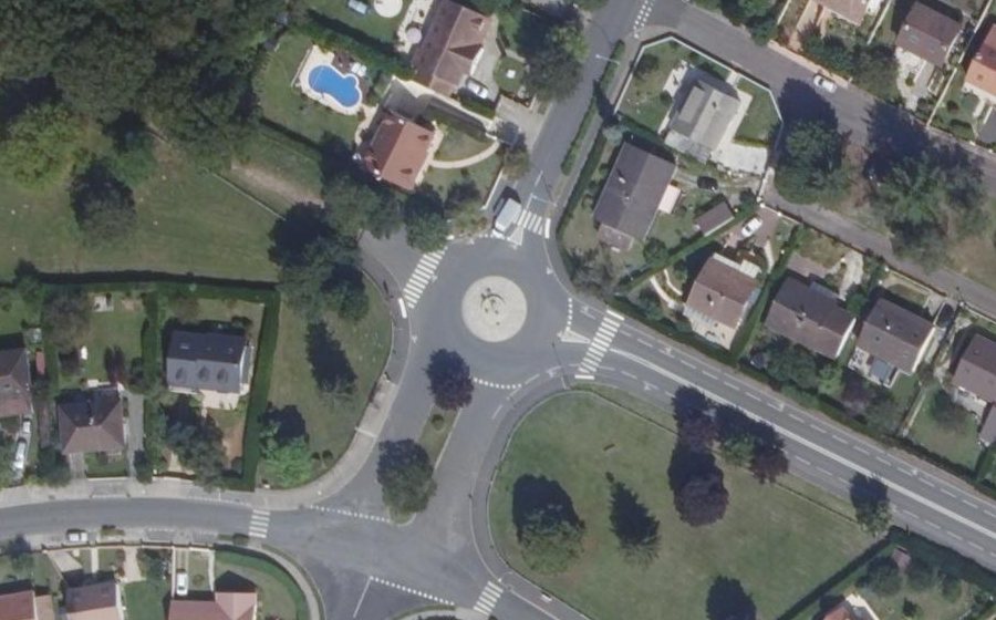 Vue aérienne du Rond-point anonyme n°1123568931