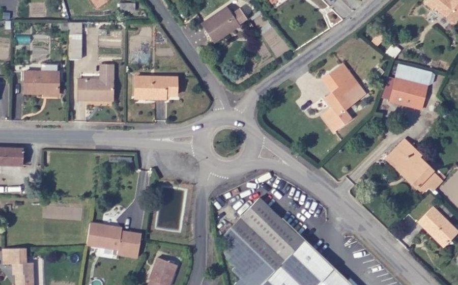 Vue aérienne du Rond-point anonyme n°112382131