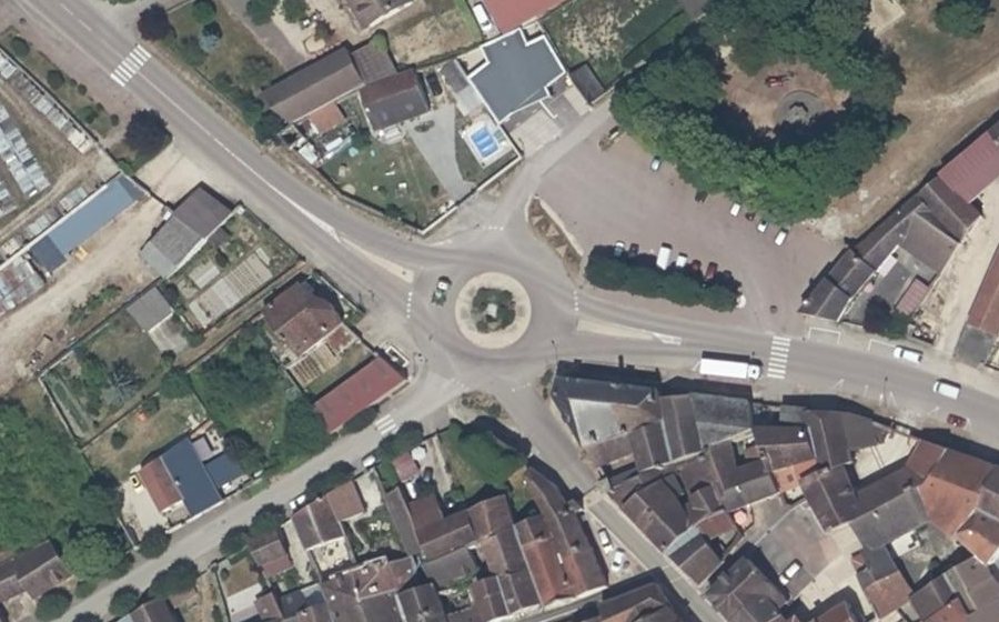 Vue aérienne du Rond-point anonyme n°112391410