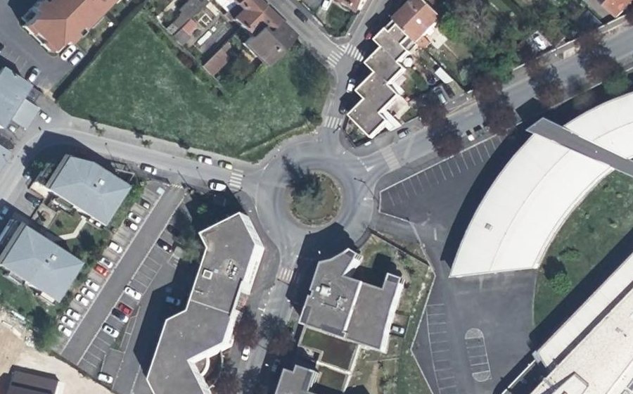 Vue aérienne du Rond-point anonyme n°112395454
