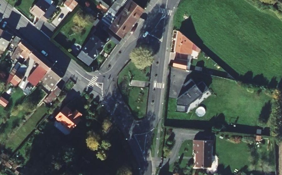 Vue aérienne du Rond-point anonyme n°112444698