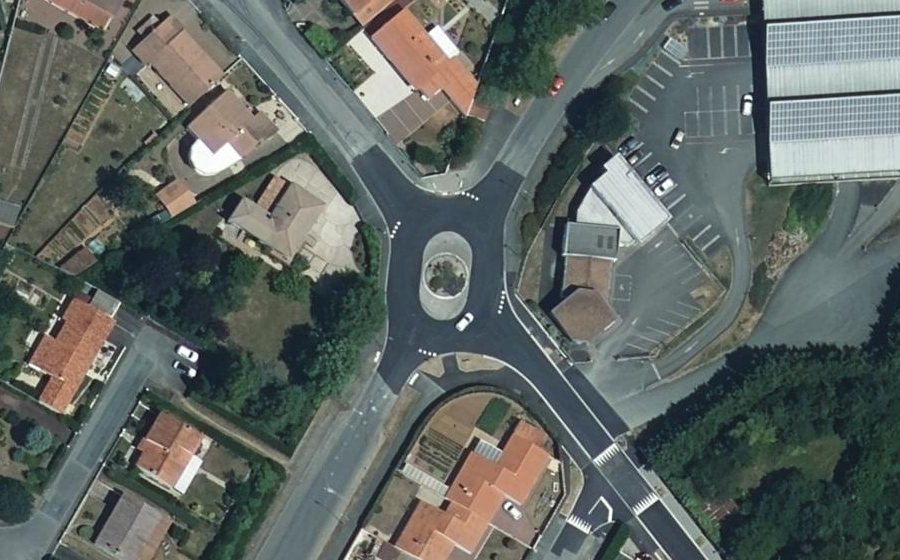 Vue aérienne du Rond-point anonyme n°112482359