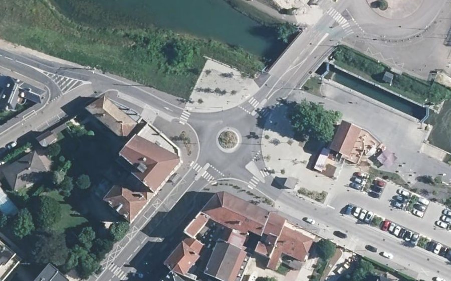 Vue aérienne du Rond-point anonyme n°1124998065