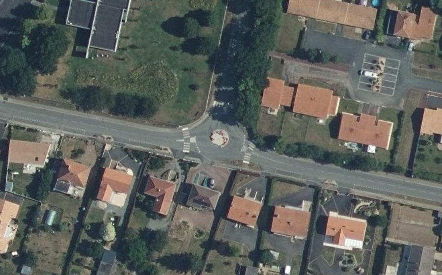 Vue aérienne du Rond-point anonyme n°1125199152