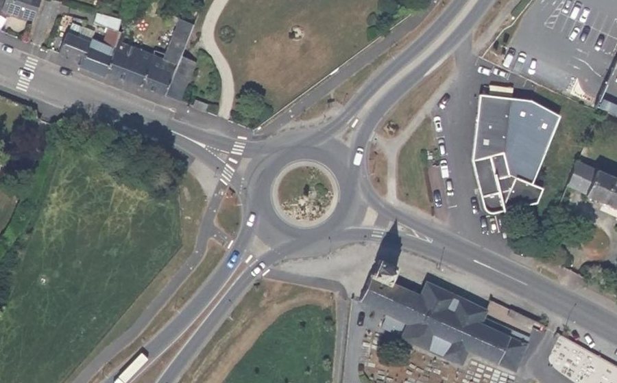 Vue aérienne du Rond-point anonyme n°1125348540