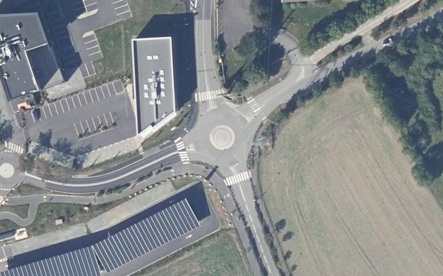 Vue aérienne du Rond-point anonyme n°1125496547