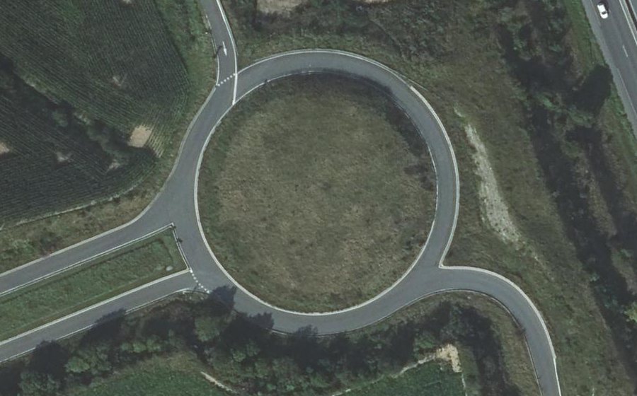 Vue aérienne du Rond-point anonyme n°112552756
