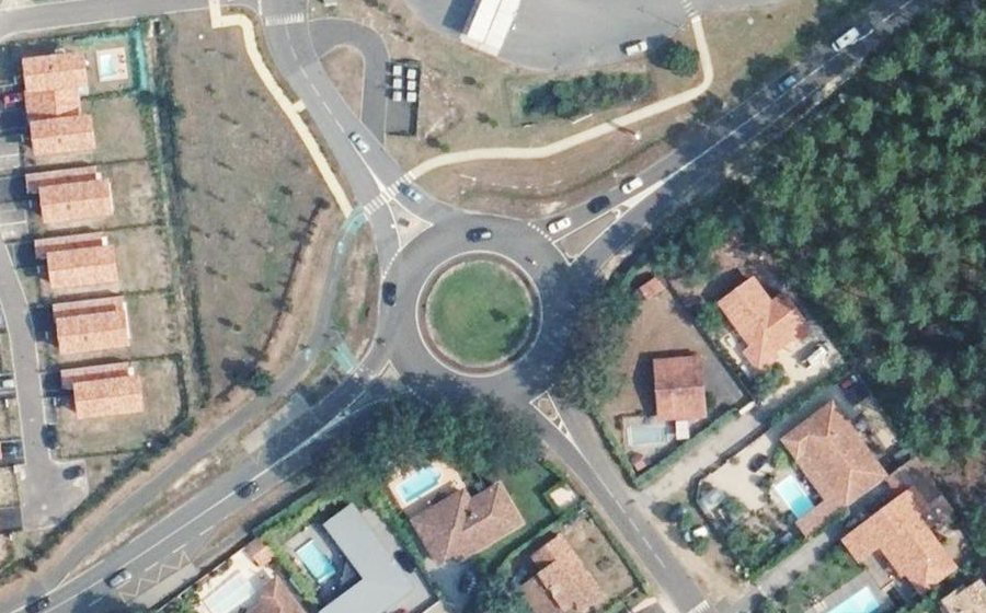 Vue aérienne du Rond-point anonyme n°112587515
