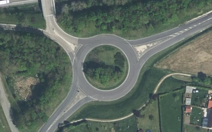 Vue aérienne du Rond-point anonyme n°112619470