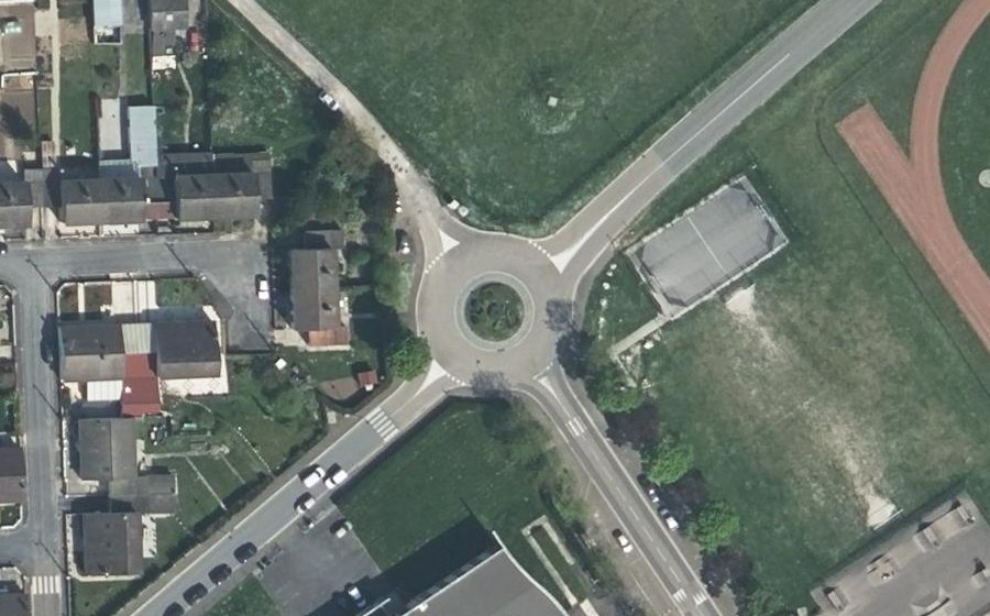 Vue aérienne du Rond-point anonyme n°112619505