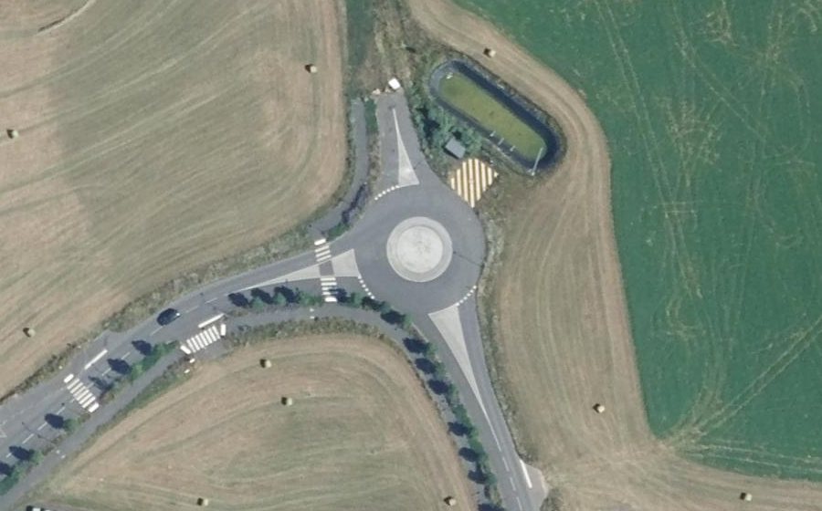Vue aérienne du Rond-point anonyme n°1126442359