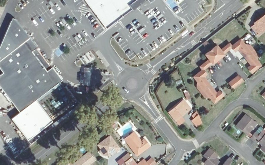 Vue aérienne du Rond-point anonyme n°112653303