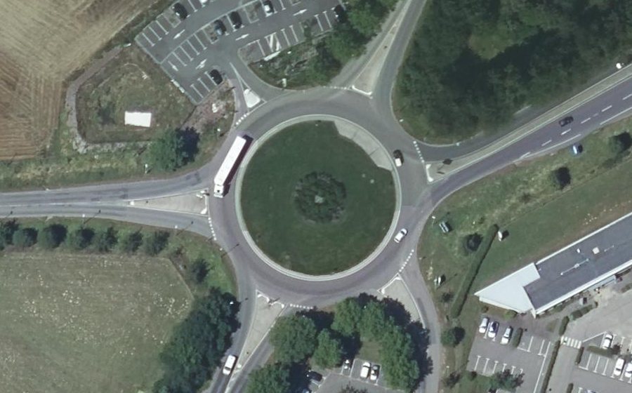 Vue aérienne du Rond-point anonyme n°1126713209