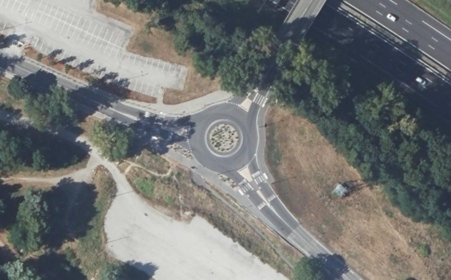 Vue aérienne du Rond-point anonyme n°1126931736