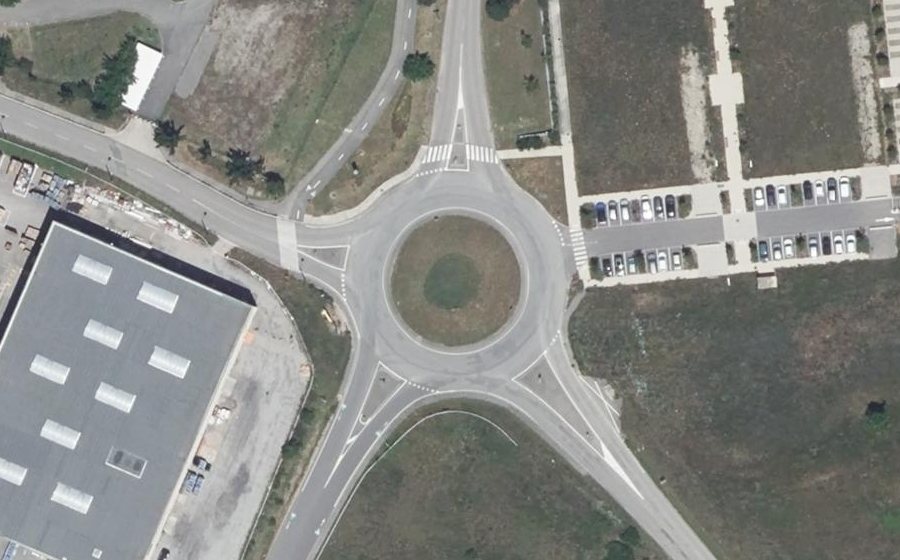 Vue aérienne du Rond-point anonyme n°112698723