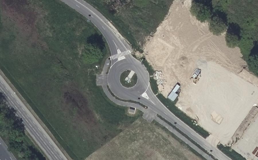 Vue aérienne du Rond-point anonyme n°1127869348
