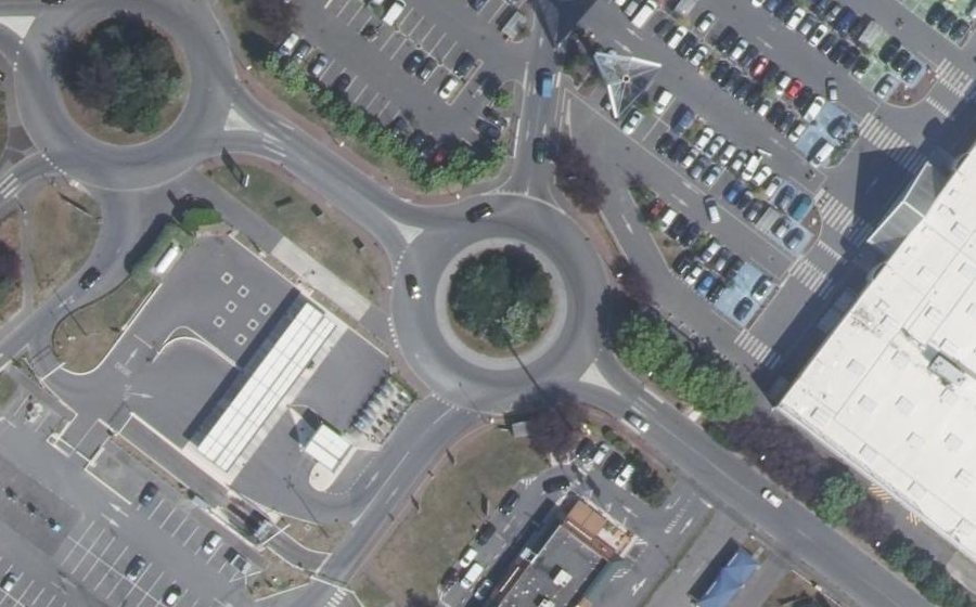 Vue aérienne du Rond-point anonyme n°112795440