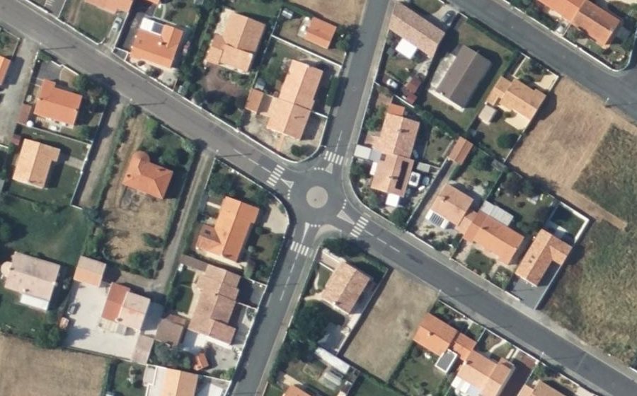Vue aérienne du Rond-point anonyme n°1127967621